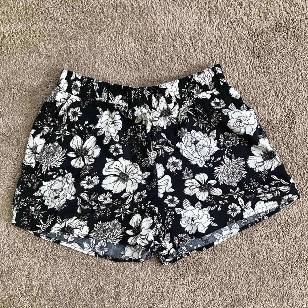 Sweet little floral shorts 🖤